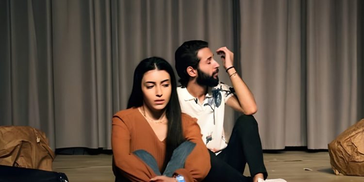 “القارب 22”.. عرض مسرحي يروي لمحة من معاناة السوريين خلال الحرب