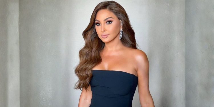 إليسا تدعو للتحدث وعدم الخجل من المشاعر