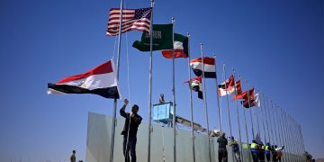 قمة دولية في مصر لبحث تعزيز السلام وإنهاء الحرب بغزة