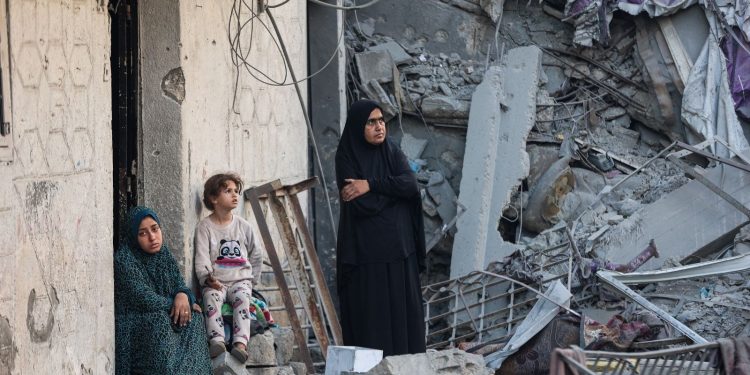 بعد غارات قتلت العشرات.. إسرائيل تعلن العودة لاتفاق وقف النار بغزة