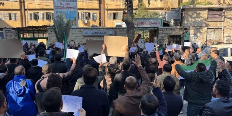معلمون يجددون التظاهر في حلب للمطالبة بتعيينهم من قبل وزارة التربية 