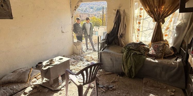 مسؤول إسرائيلي: إيران تزود تنظيمات في سوريا بالسلاح