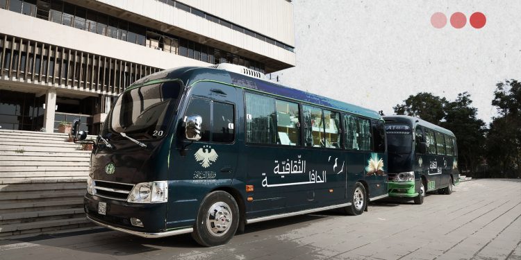 الحافلة الثقافية.. مكتبةٌ متنقّلة تعيد للكتاب صوته بين أمواج الشاشات