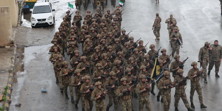 صحيفة: الحكومة السورية الانتقالية تواجه تحديات في بناء الجيش