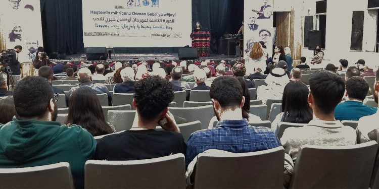 أين الشباب في قاعات الشعر؟