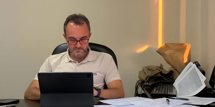 الليث حجو يطلق التحضيرات لمسلسل “السوريون الأعداء” استعداداً لرمضان 2026