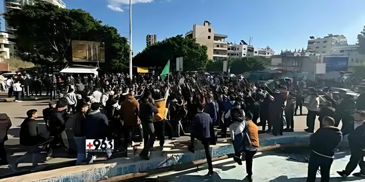 الإدارة الذاتية تدين العنف ضد المتظاهرين في الساحل السوري