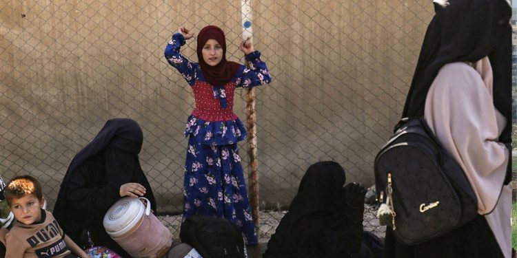 نحو 1000 عراقي يغادرون مخيم “الهول” شرقي سوريا