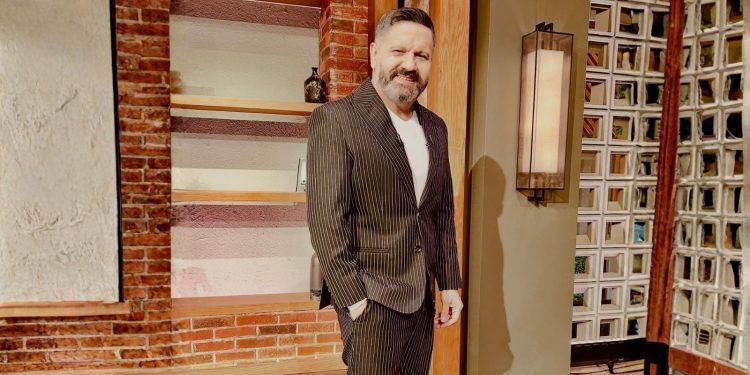 إدوارد يطمئن جمهوره بعد ظهوره على كرسي متحرك