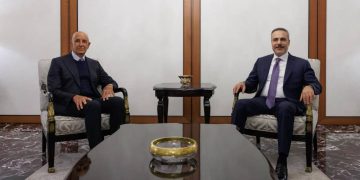 بحثا الشأن السوري.. باراك يلتقي وزير الخارجية التركي 