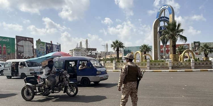 تطورات في جنوب اليمن: ضربات سعودية على الضالع وإسقاط عضوية عيدروس الزبيدي