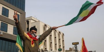 حملة واسعة احتجاجاً على “قطع ظفيرة شعر” لمقاتلة في “قسد”