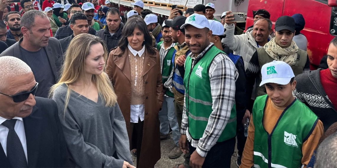 أنجلينا جولي تزور معبر رفح وتعرب عن دعمها للفلسطينيين