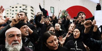 مجتمع منهك وزعامات متصارعة.. من يحتوي المشهد في الساحل السوري؟