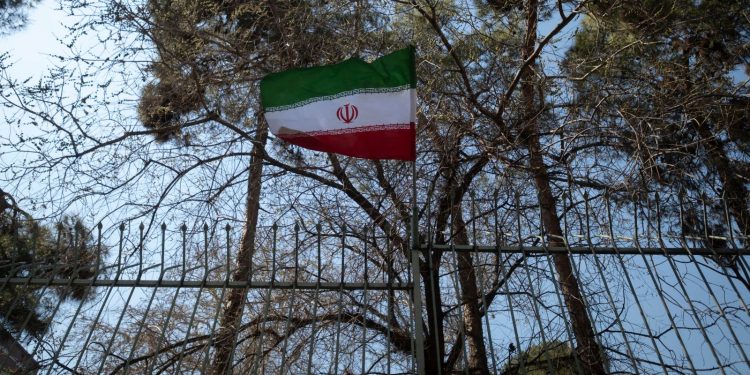 دعوات دولية لمغادرة إيران وترامب لا يستبعد الخيار العسكري
