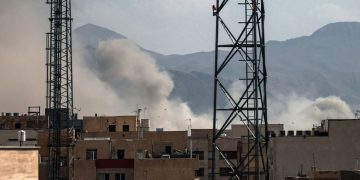 انفجارات في طهران وأبوظبي وتحذيرات أميركية وقطرية للسكان
