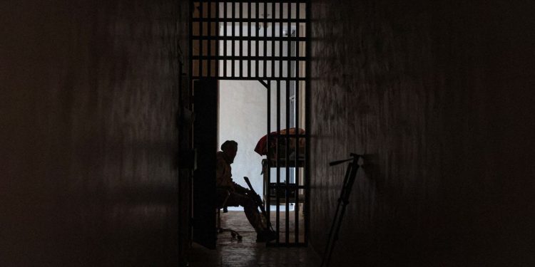 مصدر عراقي: نقل 2000 من معتقلي “داعش” كانوا في سوريا