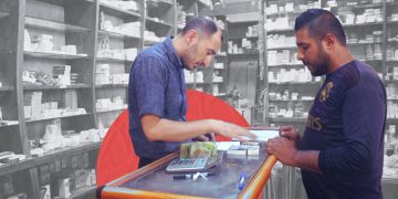 بين ضيق المعيشة وغلاء الطبابة.. الصيدلي يتحول إلى طبيب في درعا وأطباء يحذرون
