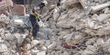 انتشال جثماني رجل وامرأة من تحت أنقاض بناء في حلب