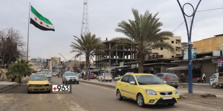 دعوات “للتهدئة والمحاسبة المتوازنة” بعد إعلان توقيف المتورط بإنزال العلم السوري