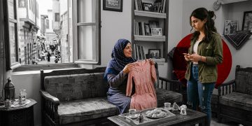 جيل الأمهات مقابل جيل البنات: كيف تختلف نظرتهم لملابس العيد