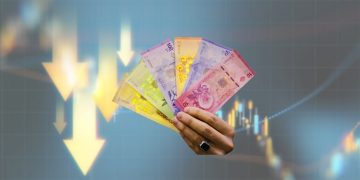 الليرة السورية في مواجهة الانهيار.. عندما يتجاوز الدولار عتبة الـ 13,500 ليرة