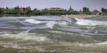 دير الزور تواجه فيضان الفرات بإجراءات احترازية وتأمين بدائل للمياه