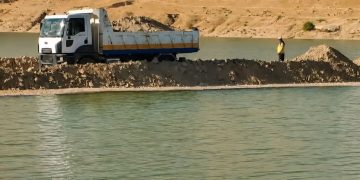 وزارة الطوارئ وإدارة الكوارث تواصل رفع السواتر الترابية على ضفاف الفرات
