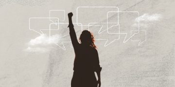 كلام الناس.. هل يقلل ثقة المرأة بنفسها؟