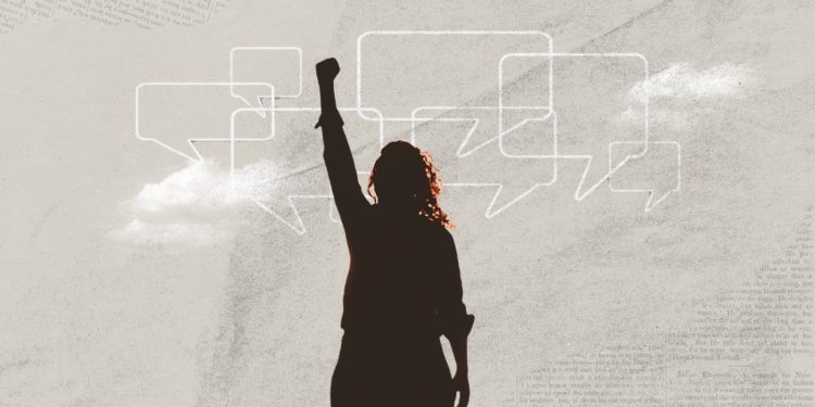 كلام الناس.. هل يقلل ثقة المرأة بنفسها؟