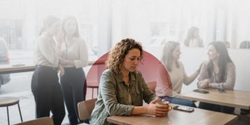 هل المرأة عدوة المرأة؟ قراءة اجتماعية ونفسية في ظاهرة مُلتبسة