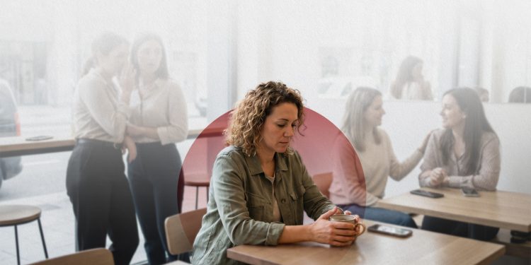 هل المرأة عدوة المرأة؟ قراءة اجتماعية ونفسية في ظاهرة مُلتبسة