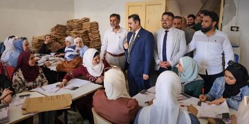 وزارة التربية تباشر بدمج معلمي الإدارة الذاتية ضمن هيكلتها
