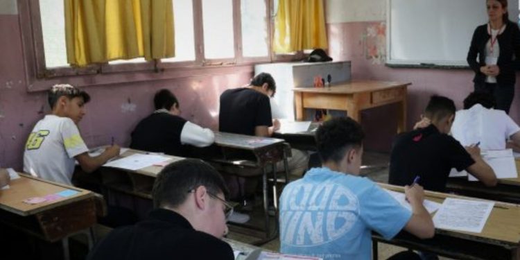 أكثر من 450 ألف طالب يتقدمون لامتحانات شهادة التعليم الأساسي في سوريا