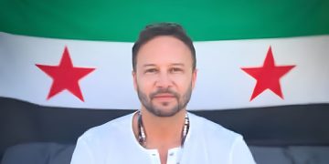 مكسيم خليل يستعيد محطات مؤثرة من حياته ويتحدث عن مستقبل سوريا