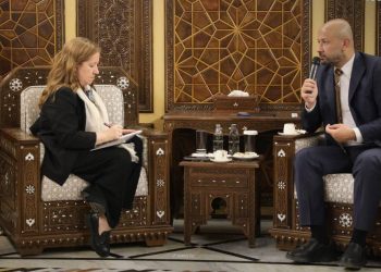 وزير الطوارئ يبحث مع مقررة الأمم المتحدة واقع النازحين وإزالة الألغام