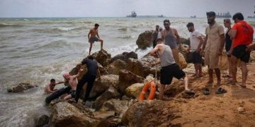 الطوارئ تحذر من ارتفاع موج البحر خلال اليومين القادمين
