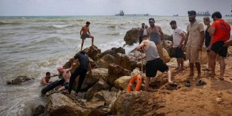 الطوارئ تحذر من ارتفاع موج البحر خلال اليومين القادمين