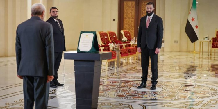 رئيس المحكمة الدستورية وأعضاؤها يؤدون اليمين ‏أمام الشرع