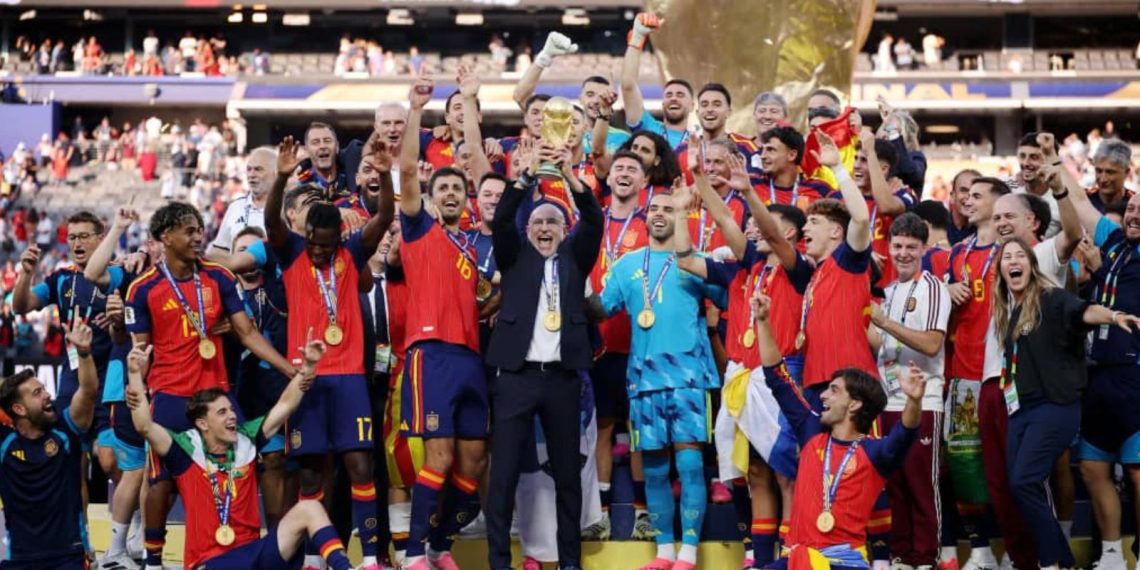 الجماهير الإسبانية تستقبل منتخب لاروخا بعد التتويج بكأس العالم