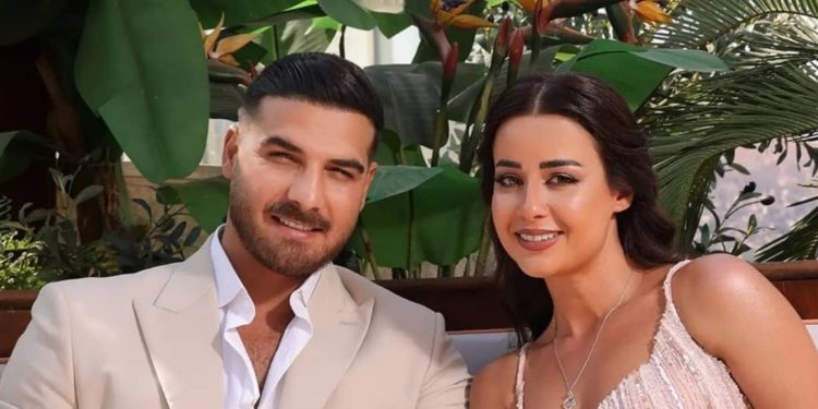 نجوم الدراما يباركون خطوبة حسن خليل وروعة السعدي ويردون جدل فارق السن