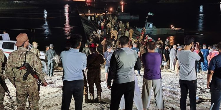 وفاة طفلين وإنقاذ 15 مدنياً إثر غرق عبّارة اصطدمت بجسر عائم في دير الزور