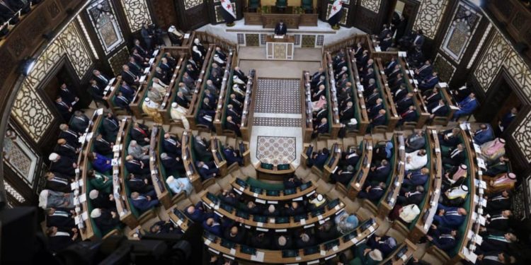 خريجون وطلاب في جامعة دمشق يطالبون بإبعاد عضو في البرلمان